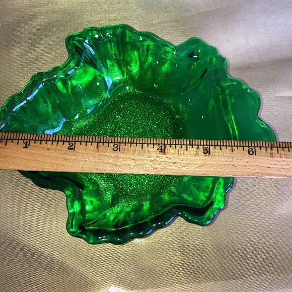 Vtg. green rd/swirl design bowl & leaf shaped bowl. Size in pics. $18 - Picture 4 of 8